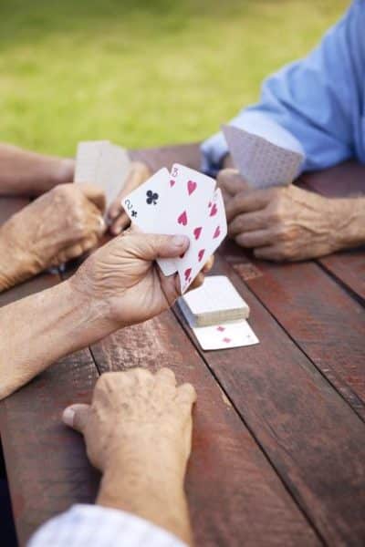 Dobre gry dla seniorów to np. karty