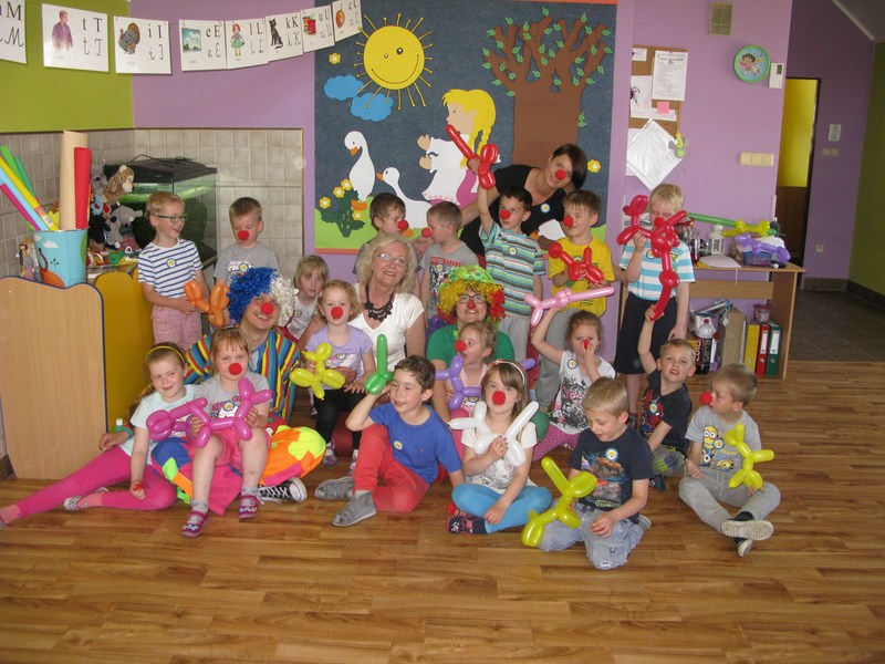 Seniorzy wystąpili w przedszkolu z inscenizacją bajki Juliana Tuwima pt. ,,Rzepka”