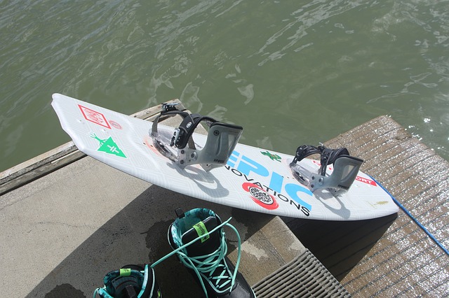 Woda, deska i skok na przeszkodę. Sekrety wakeboardingu.