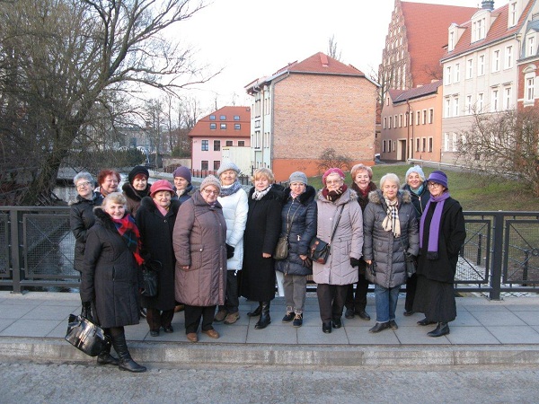 seniorzy na wykładzie w muzuem