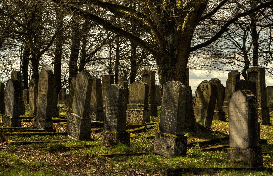 Teksty na nagrobki z Pisma Świętego, pieśni, liturgii, maksymy mędrców i poetów [100 PRZYKŁADÓW]