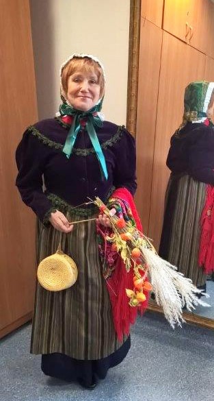 Seniorka w kostiumie Dolnoślązaczki
