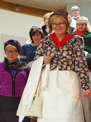Seniorki prezentują dolnośląskie stroje