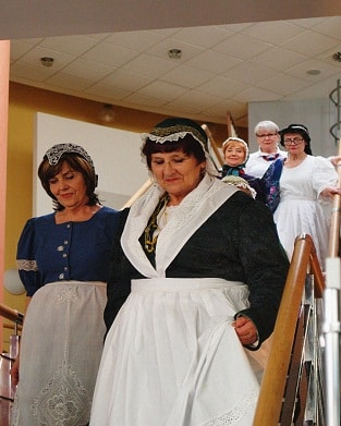 Seniorki prezentują dolnośląskie stroje