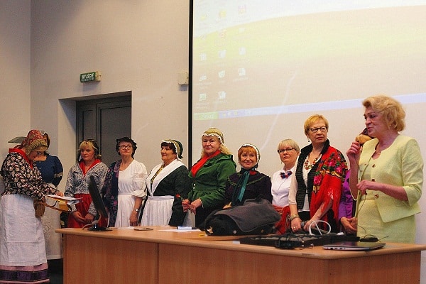 Seniorki prezentują dolnośląskie stroje