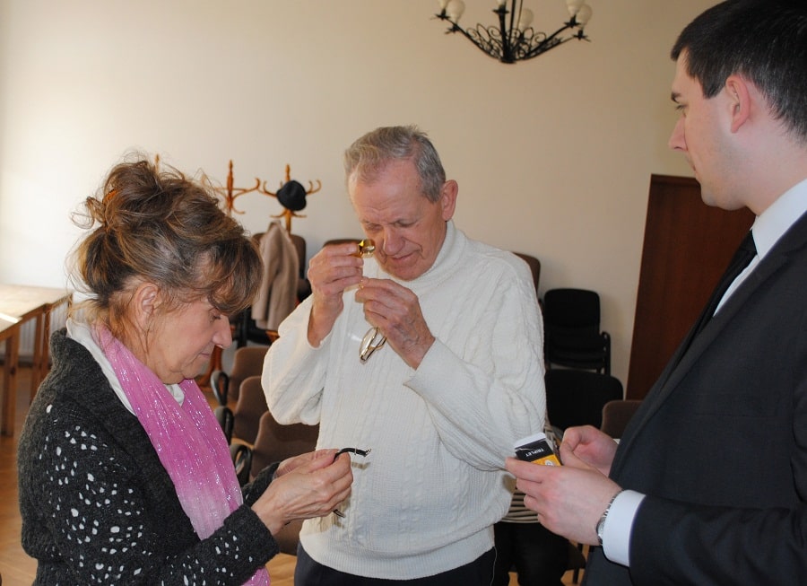 Rękawiczki, lupy i sprawne oczy