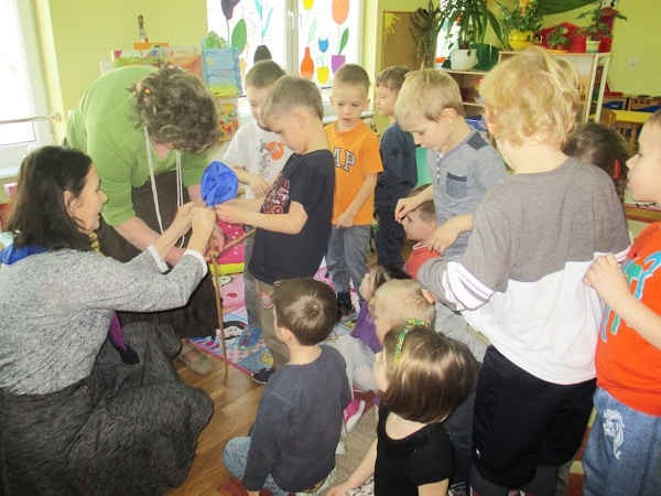 seniorzy w trakcie zajęć z dziećmi w ramach projektu Miasto Pokoleń
