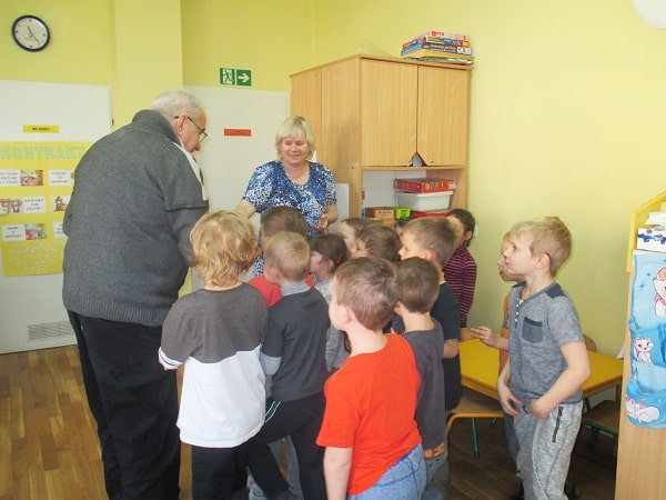 seniorzy w trakcie zajęć z dziećmi w ramach projektu Miasto Pokoleńnr 119_aut. Justyna Napiórkowska