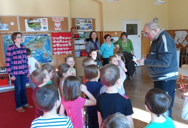 seniorzy w trakcie zajęć z dziećmi w ramach projektu Miasto Pokoleń