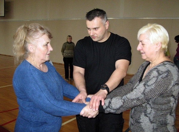 Seniorki na zajęciach z samoobrony