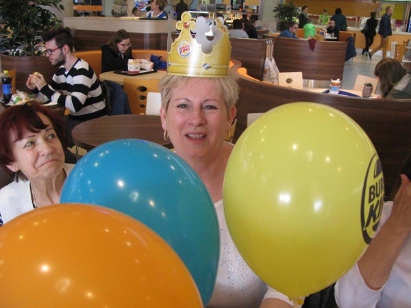 seniorzy w Burger King