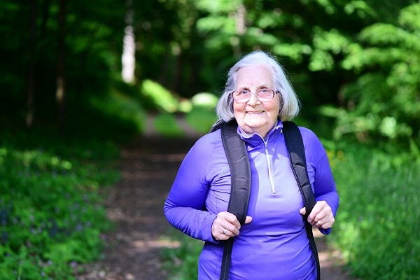seniorka turystka