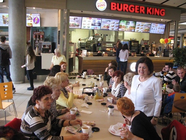 seniorzy w Burger King