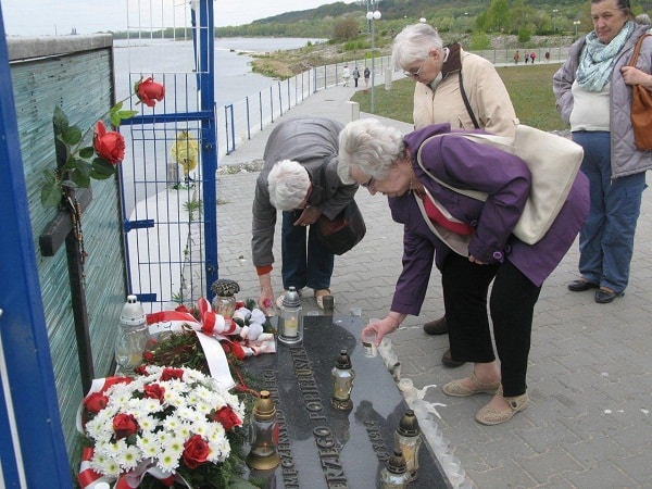 Seniorzy zapalają znicze