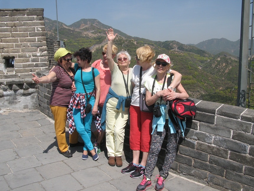 Grupa seniorów na Wielkim Murze Chińskim. Zdaniem przewodnika jest nieprawdą, że budowlę widać z kosmosu