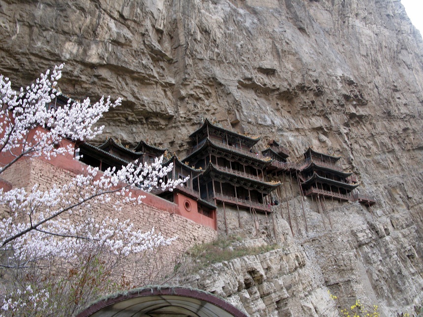 Wycieczka do klasztoru założonego w VI wieku, zbudowanego nad wąwozem Jinlong na pionowo wznoszących się blokach skalnych.