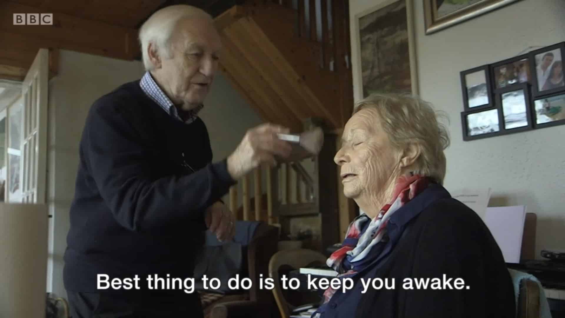 Dla tracącej wzrok żony senior został wizażystą