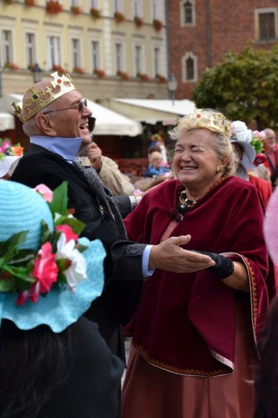 Przyłapani na dobrej zabawie. Marsz Kapeluszy 2017. Walentyna Wnuk - królowa seniorów z Królem Jerzym Sosnowskim.