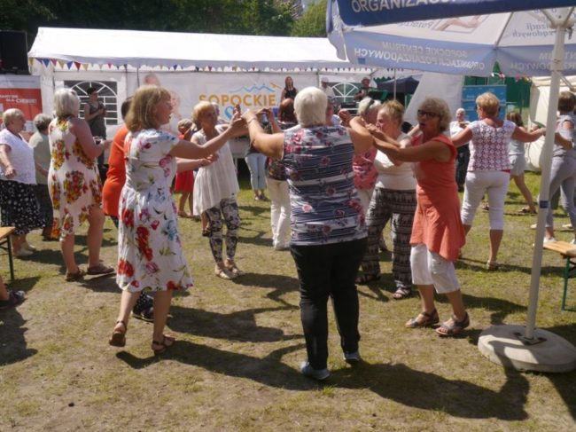 Potańcówka podczas festynu na boisku przy Domu Pomocy Społecznej w Sopocie