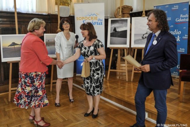 19.Wręczenie nagród w konkursie fotograficznym, od prawej: Jacek Karnowski, prezydent Miasta Sopotu, Aleksandra Cięglewicz- Wachowiak, dyrektor Centrum Kształcenia Ustawicznego