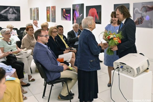 Uroczyste zakończenie roku akademickiego Sopockiego Uniwersytetu Trzeciego Wieku, kwiaty dla najstarszej 98 letniej (fot. Jurek Bartkowski/FotobankPL/UMS)
