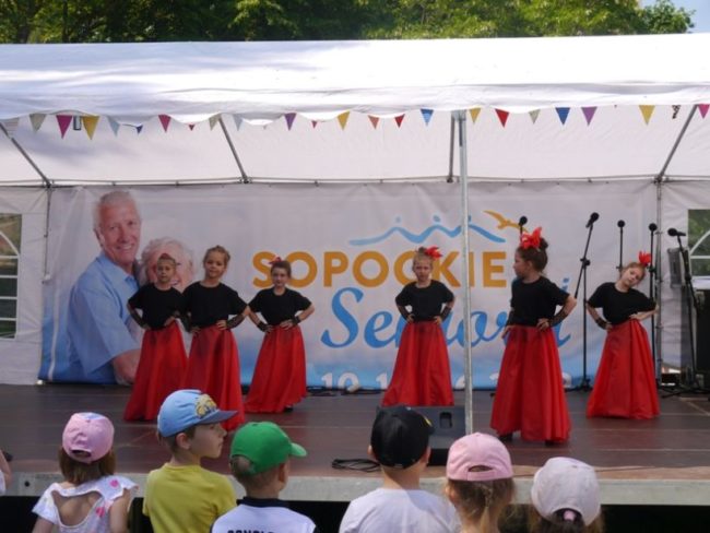 Występ przedszkolaków podczas festynu na boisku przy Domu Pomocy Społecznej w Sopocie