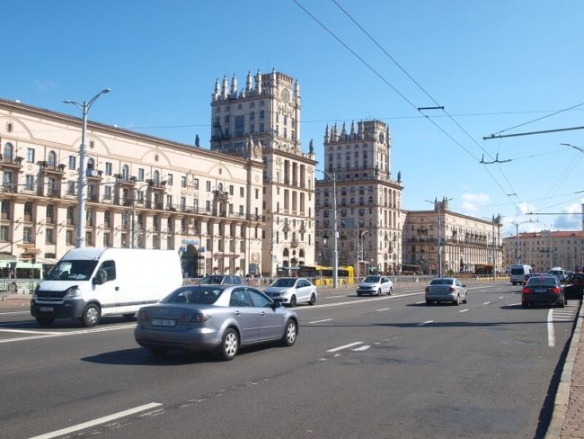 Widok z Dworca Głównego na Plac Przydworcowy. Architektura ta nazywana jest Bramą Mińska. To dwumilionowe miasto tym różni się od naszych polskich miast gdzie osiedla mieszkaniowe zabudowane są kompleksami identycznych bloków czteropiętrowych, że w Mińsku każdy zespół budynków ma inną architekturę a w tym zespole często każdy budynek jest inny.