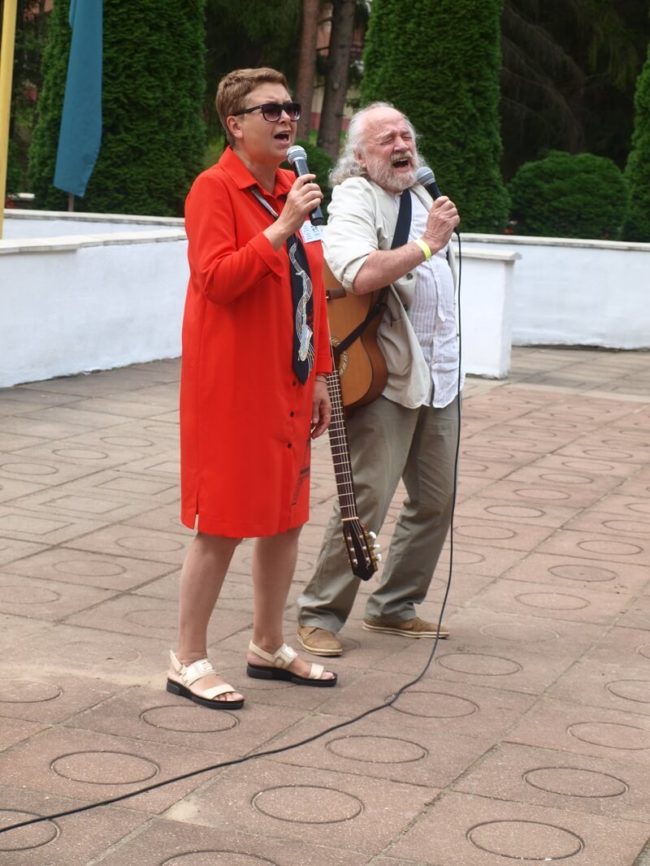I gitara zbędna kiedy pieśń wspaniała.