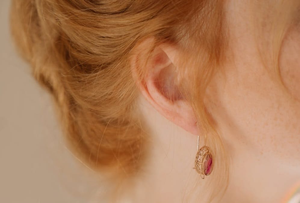 Korekcja uszu – czy jest bolesna?