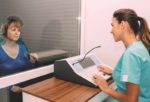 Audiometria tonalna u seniora. Wskazania i badanie słuchu krok po kroku