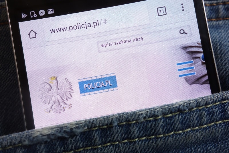 Policja szkoli seniorów w sieci NA ŻYWO. Jak wziąć udział? To proste.