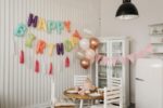 Pomysł na imprezową ozdobę – balony w kształcie liter