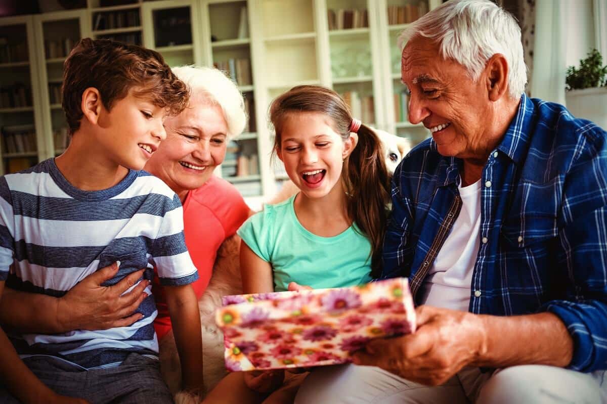 Prezent dla Babci i Dziadka. Co sprezentować seniorowi nie tylko w Dzień Babci i Dzień Dziadka? [LISTA pomysłów]
