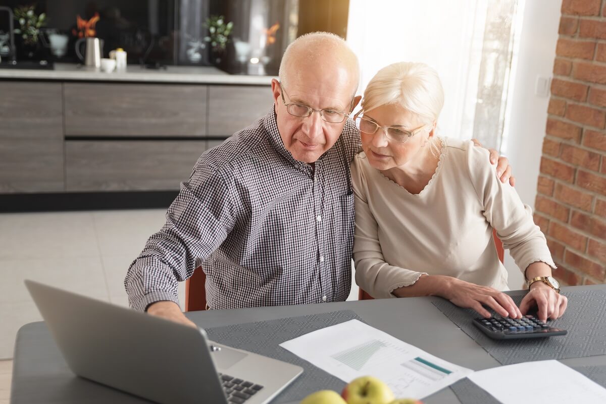 Dodatki do emerytur 2022: 15. i 14 emerytura, Małżeństwo+, dopłata do dekodera lub TV, 500 plus dla seniora, 200 plus dla seniora, zasiłek pielęgnacyjny, dodatek osłonowy i inne świadczenia [ZESTAWIENIE].