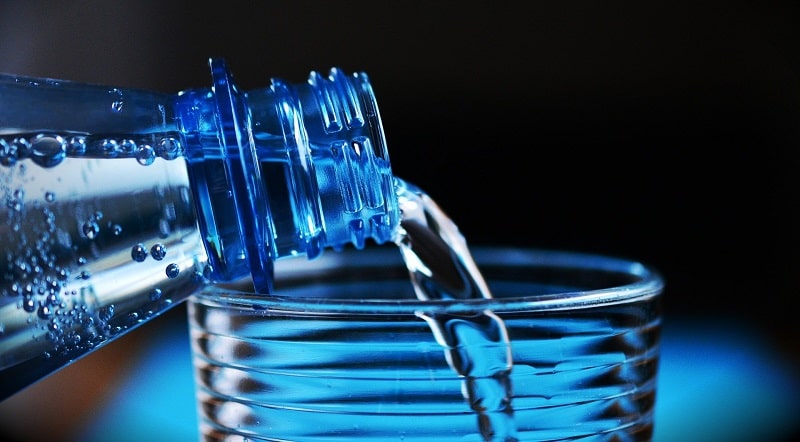 Woda mineralna – dlaczego warto ją pić?