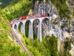 Bernina Express – jedna z najpiękniejszych podróży kolejowych świata. Alpy z okien panoramicznego pociągu
