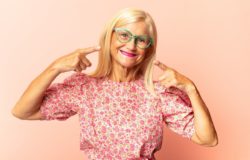 uśmiechnięta seniorka