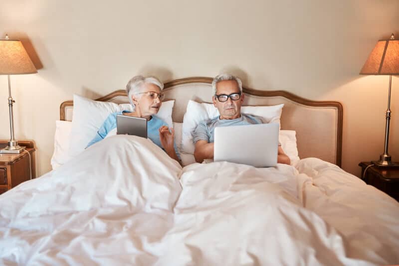 Komfortowy sen seniora – kilka rzeczy, które w tym pomagają