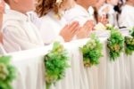 Jaki prezent na komunię od babci i dziadka? Ile dziadkowie dają na komunię wnuka? [ZESTAWIENIE 20 prezentów na komunię 2026]