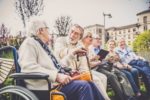 Drzwi otwarte. Jak wnieść meble? Ustawa o samorządzie gminnym – zmiany dotyczące rad seniorów [Felieton]