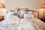 Problemy ze snem u seniorów – 6 trików, które pomogą w zdrowym i komfortowym śnieniu