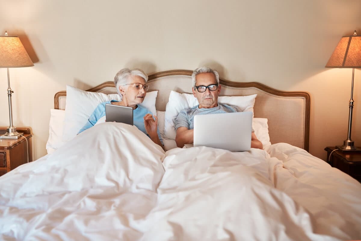 Problemy ze snem u seniorów – 6 trików, które pomogą w zdrowym i komfortowym śnieniu