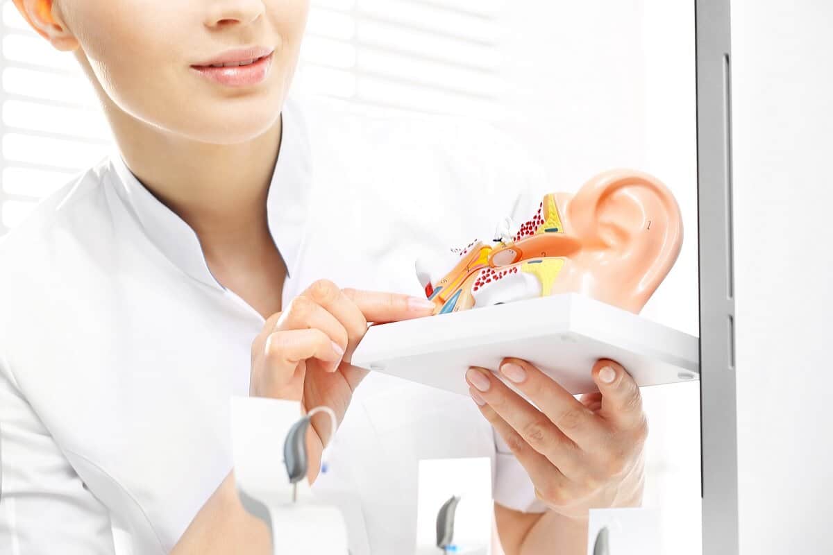 Protetyk słuchu – czym się zajmuje i jak może pomóc w doborze aparatu słuchowego