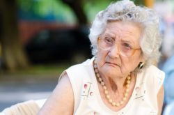 Starsza seniorka słucha z niedowierzaniem