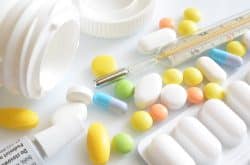 leki tabletki w różnych kolorach, puste opakowanie po lekach, blister, termometr