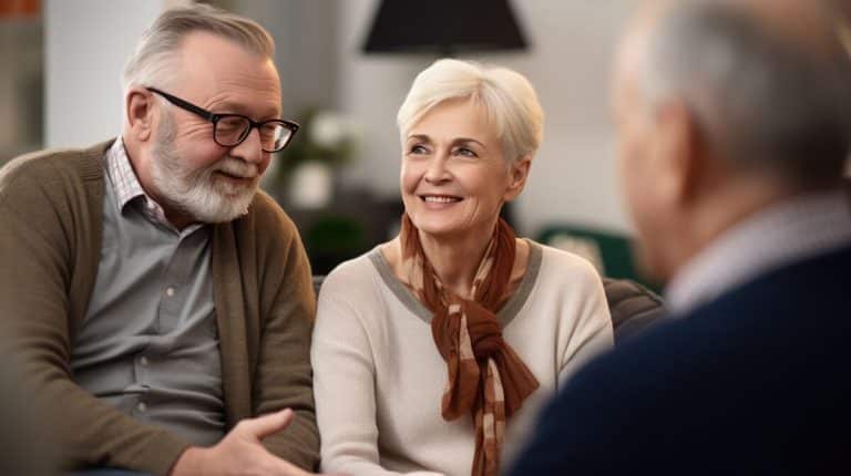 Para seniorów rozmawia z seniorem siedzącym na przeciwko