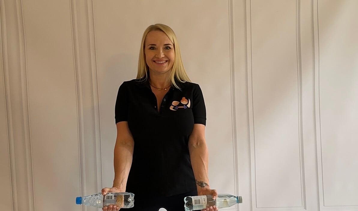 Trening z butelkami wody dla seniorów [5 ćwiczeń] dr Diana Dudziak, koordynator projektu activesenior.app
