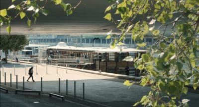 Kadr z filmu "Adamant" widok na zacumowaną barkę Adamant