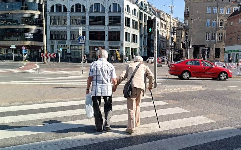 Pracownik socjalny. Dla wielu seniorów to pomoc w codziennym życiu