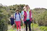 Nordic Walking: idealna aktywność dla seniorów – podpowiadamy jak zacząć!